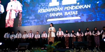 Andien Aisyah Bernyanyi Bersama Wisudawan Yayasan Nara Kreatif