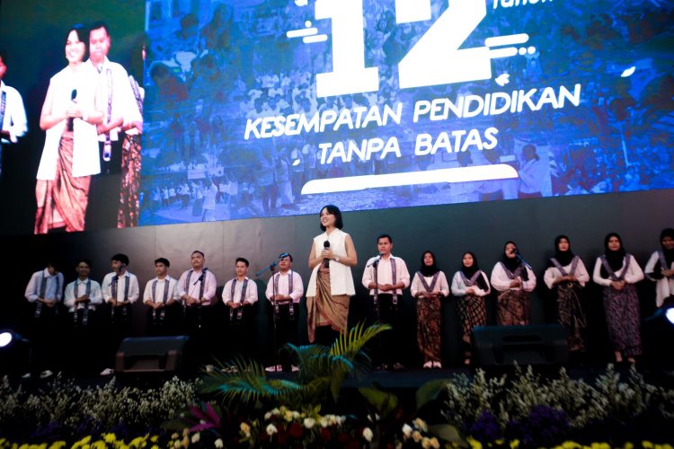 Andien Aisyah Bernyanyi Bersama Wisudawan Yayasan Nara Kreatif