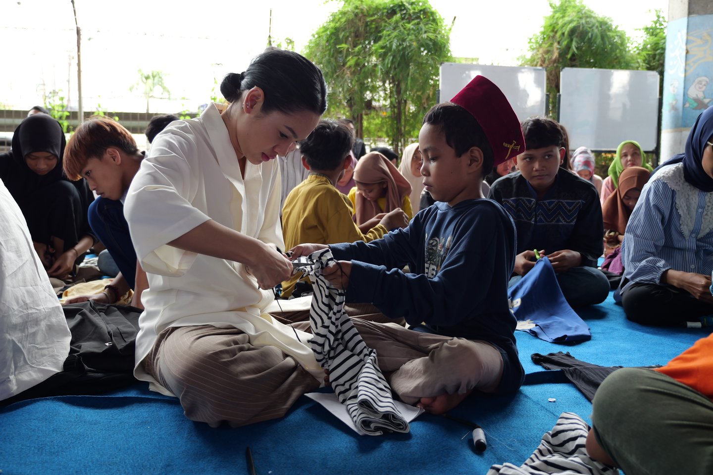 Andien Aisyah, Founder Andien Foundation Mendampingi Peserta Workshop Upcycle