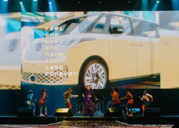 Andien Meriahkan Momen Ikonik Handover Vw Id.buzz Ke Konsumen Indonesia