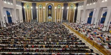 15 Ribu Jemaah Ikuti Tarawih Perdana di Masjid Al-Akbar Surabaya