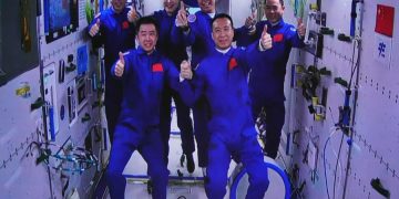 6 astronaut China dalam dua misi lakukan pertemuan bersejarah di luar angkasa