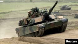 Selain Jerman, AS juga bersiap mengirimkan tank canggih M1A2 "Abrams" ke Ukraina (foto: dok).
