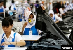 Sejumlah pekerja perempuan di sebuah pabrik garmen di Bandung, Jawa Barat, 17 September 2013. (Foto: Beawiharta/Reuters)