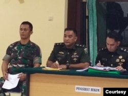 Mayor (Inf) Helmanto Fransiskus Dakhi hanya dituntut pasal penadahan dengan ancaman 4 tahun penjara dalam sidang di Pengadilan Militer, Jayapura, Papua, Kamis (19/1). (Foto: Gustaf Kawer)