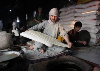 Album Asia: Menengok proses pembuatan naan di toko roti di Afghanistan