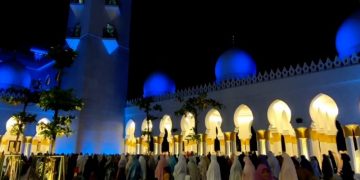 Antusiasme warga shalat tarawih perdana di Masjid Sheikh Zayed Solo - ANTARA News