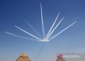 Atraksi pesawat aerobatik di atas Piramida Giza