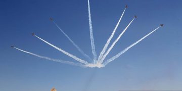 Atraksi pesawat aerobatik di atas Piramida Giza