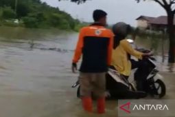 BPBD Pamekasan siagakan personel di jalan nasional tergenang banjir - ANTARA News Jawa Timur