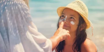 Dokter Ingatkan Pentingnya Bersihkan Wajah Usai Memakai Sunscreen