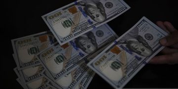 Dolar terkerek karena data AS yang kuat mendukung sikap "hawkish" Fed