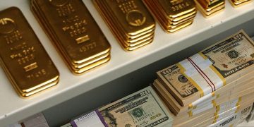 Emas menguat 15,60 dolar didorong oleh "greenback" yang lebih lemah