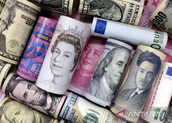 Euro tergelincir setelah data manufaktur dan jasa suram, dolar menguat