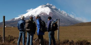 Gunung Cotopaxi di Ekuador catatkan aktivitas baru dengan semburan gas dan hujan abu