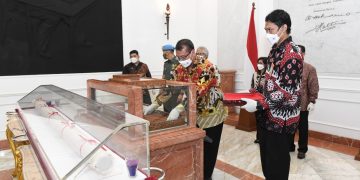 HUT Ke-77 RI, Naskah Asli Teks Proklamasi Kembali Disandingkan dengan Bendera Pusaka di Istana Merdeka