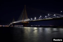 Jembatan Rio-Antirio dekat Patras, Yunani, mengurangi lampu penerangan untuk menghemat energi akibat invasi Rusia ke Ukraina, 15 September 2022. (REUTERS/Vassilis Triantafyllou)