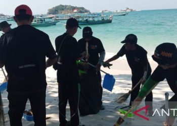 Kemenparekraf membersihkan sampah Pantai Tanjung Kelayang