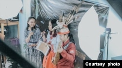 Sumarni Laman (kiri) tergerak untuk terus menempuh aktivisme setelah karhutla di Kalimantan tahun 2019 (Courtesy: Ranu Welum Foundation)