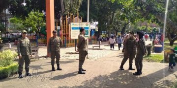 Langgar Kesepakatan, Petugas Tertibkan PKL di Alun-alun Merdeka – Pemerintah Kota Malang