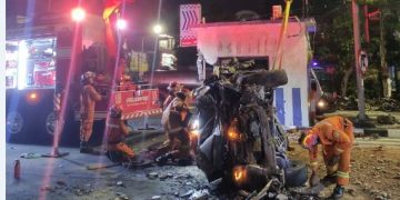 Melanggar Lampu Merah, Pengemudi Mobil Tabrak Motor dan Pos Polisi di Perempatan Adityawarman