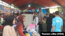 Para penjual yang umumnya adalah perempuan yang menjajakan berbagai produk olahan kuliner di pasar Ramadan di Kota Poso, Sulawesi Tengah, Kamis, 23 Maret 2023. (Foto: Yoanes Litha/VOA)