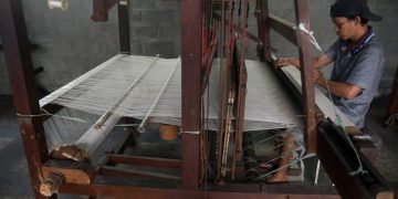 Menengok proses pembuatan kain sutra di Bogor