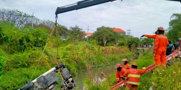Mobil Tercebur ke Sungai Tambak Wedi Surabaya Saat Belajar Mundur