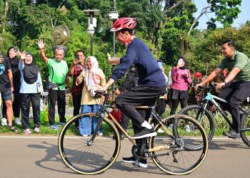 Momen Presiden Jokowi Bersepeda Pagi dan Sapa Masyarakat di Kebun Raya Bogor