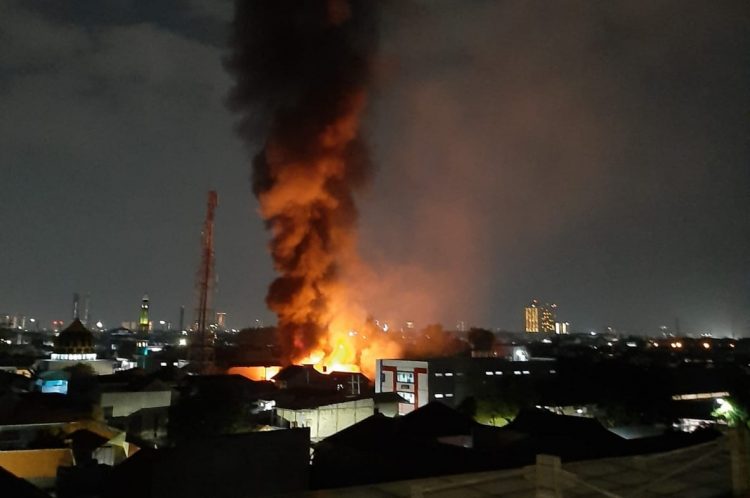 Pabrik Gudang Plastik di Siwalankerto Surabaya Terbakar