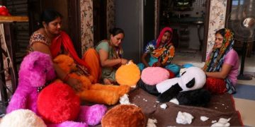 Pabrik di India buat boneka dari sampah puntung rokok