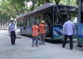 Pekerja luar ruangan sejukkan diri di bus saat panas menyengat - ANTARA News