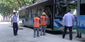 Pekerja luar ruangan sejukkan diri di bus saat panas menyengat - ANTARA News