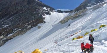 Pendaki tewas di Puncak Everest akibat agen tak berpengalaman