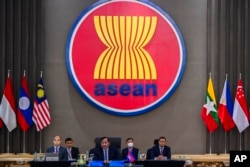Menteri Luar Negeri Kamboja Prak Sokhonn, tengah, berbicara dalam pertemuan khusus para menteri luar negeri Asia Tenggara di Sekretariat Perhimpunan Bangsa-Bangsa Asia Tenggara (ASEAN) di Jakarta, Kamis, 27 Oktober 2022. (Foto: Kemenlu via AP)
