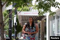 Kemlin Nembhard, direktur eksekutif Women's Health Clinic yang menawarkan perawatan reproduksi, termasuk aborsi, di Winnipeg, Manitoba, Kanada 28 Juni 2022. (REUTERS/Shannon VanRaes)