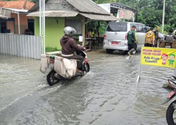Petugas Disiagakan Bantu Warga Terdampak Banjir di Sidoarjo