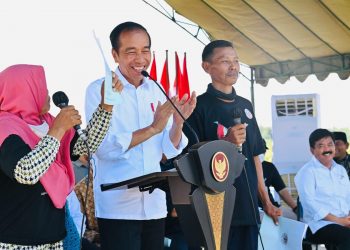 Presiden Jokowi Serahkan Sertifikat Tanah untuk Masyarakat di Kabupaten Blora