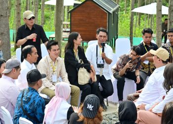 Saat Presiden Jokowi Ajak Para Penggiat Seni Makan Durian di IKN