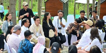 Saat Presiden Jokowi Ajak Para Penggiat Seni Makan Durian di IKN