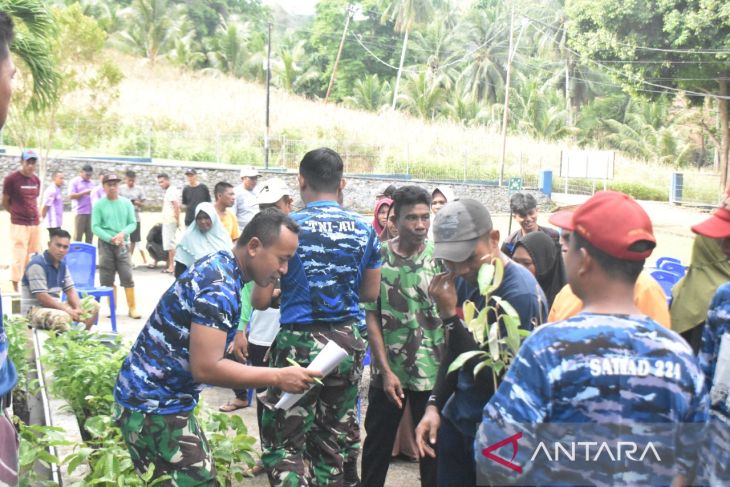 Satuan Radar TNI-AU 224 Kwandang ajak warga rehabilitasi hutan-lahan