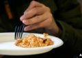 Seorang siswa tengah mencicipi makanan yang dipersiapkan untuk siswa SMA Mount Diablo di Concord, California, 13 Januari 2023. (AP/Godofredo A. Vásquez)