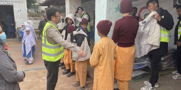 Sukarelawan China beri kehangatan kepada anak-anak pengungsi Afghanistan saat musim dingin tiba di Pakistan