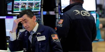Wall Street ditutup beragam & S&P 500 jatuh, pasar khawatir resesi