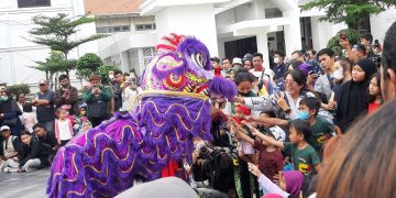 Warga Antusias Menonton Pertunjukan Imlek di Alun-Alun Kota Surabaya