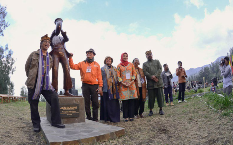 Peluncuran Patung Orang Ngejazz Di Jazz Gunung 2012