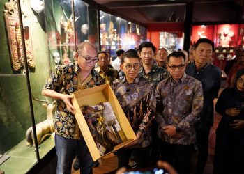 Menteri Kebudayaan Republik Indonesia, Bapak Fadli Zon memberikan bingkisan kepada Indonesia Heritage Museum yaitu “Buku Keris Lombok”