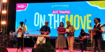 Penonton yang menebak nama musisi asal Surabaya saat mini games penampilan Celia Noreen di Jazz Traffic on The Move, Sabtu (30/3/2024). Foto: azwa magang suarasurabaya.net