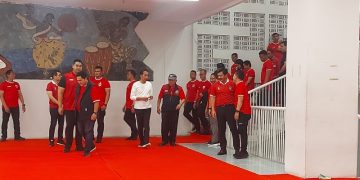 Jokowi senyum dan acungkan jempol atas desain jersey timnas terbaru