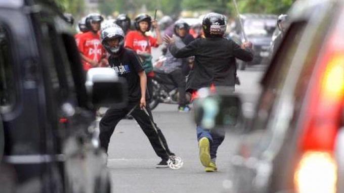 Ilustrasi Tawuran Supporter Ilustrasi Tawuran Supporter